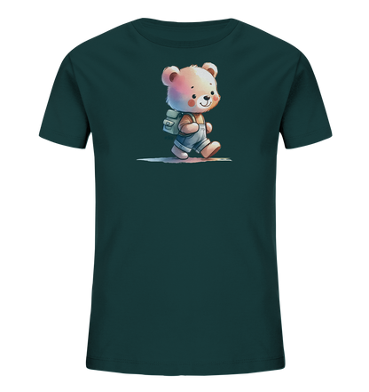 Onlineshop Shirts für Kinder - Das Bild zeigt ein dunkelgrünes Kinder-T-Shirt mit einem Motiv eines niedlichen Comic-Bären. Der Bär ist mit einem Rucksack und Overalls dargestellt und läuft in aufrechter Position. Die Illustration ist im Stil einer Aquarellmalerei gehalten und zeigt helle Farben auf dem dunklen Shirt. Das Design wirkt freundlich und abenteuerlustig, passend für Kinder.