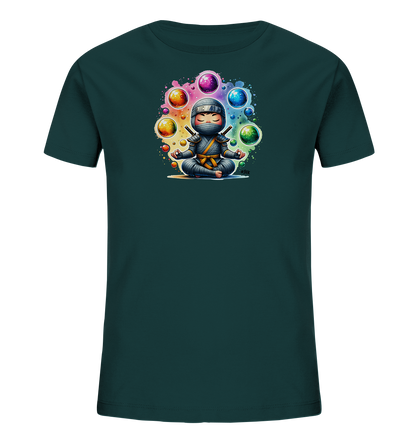Onlineshop Shirts fuer Kinder - Das Bild zeigt ein dunkelgruenes Kinder-T-Shirt mit einer farbenfrohen Grafik auf der Vorderseite. Ein kleiner Ninja sitzt im Schneidersitz und meditiert, umgeben von schwebenden, leuchtenden Kugeln in verschiedenen Farben. Der Hintergrund des Motivs ist ein bunter Farbspritzer, der dem Design eine dynamische Note verleiht. Dieses Shirt hat ein cooles und beruhigendes Motiv fuer Kinder.