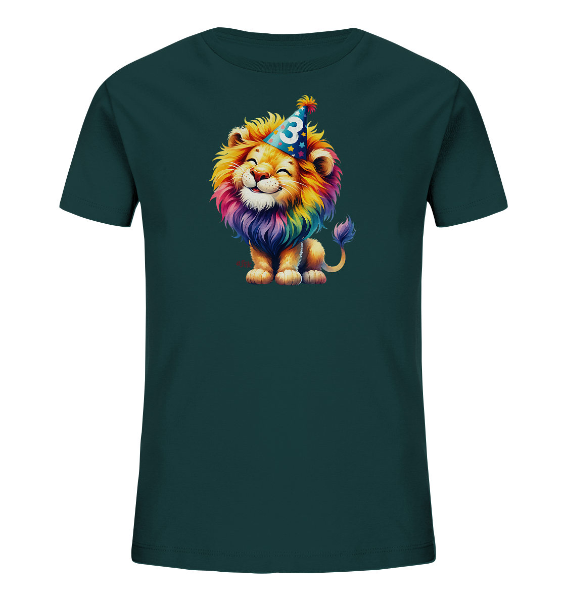 Onlineshop Shirts fuer Kinder - Das Bild zeigt ein dunkelgruenes Kinder-T-Shirt mit einem farbenfrohen Aufdruck. Der Aufdruck stellt einen laechelnden Cartoon-Loewen mit einer regenbogenfarbenen Maehne dar. Der Loewe traegt einen blauen Partyhut mit Sternen und der Zahl 3 darauf. Das Design wirkt froehlich und kindgerecht, ideal fuer Geburtstage.