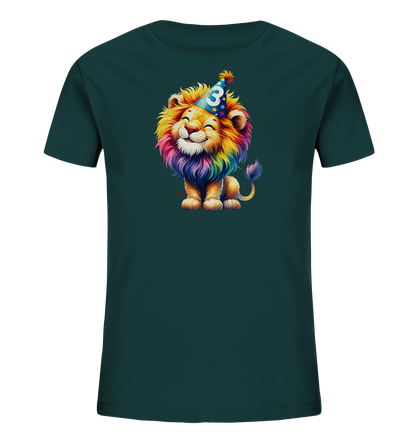 Onlineshop Shirts fuer Kinder - Das Bild zeigt ein dunkelgruenes Kinder-T-Shirt mit einem farbenfrohen Aufdruck. Der Aufdruck stellt einen laechelnden Cartoon-Loewen mit einer regenbogenfarbenen Maehne dar. Der Loewe traegt einen blauen Partyhut mit Sternen und der Zahl 3 darauf. Das Design wirkt froehlich und kindgerecht, ideal fuer Geburtstage.
