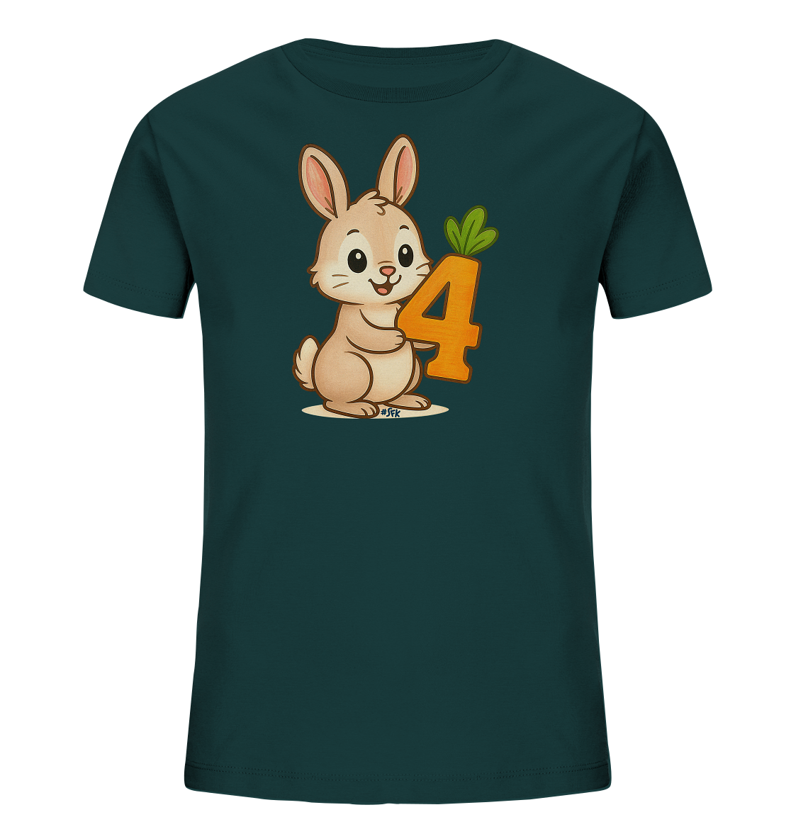 Onlineshop Shirts fuer Kinder - Das Bild zeigt ein dunkelgruenes T-Shirt fuer Kinder mit einer suessen Illustration auf der Vorderseite. Ein freundliches, hellbraunes Haeschen haelt die orangefarbene Zahl Vier, die oben wie eine Karotte gestaltet ist. Das Motiv ist verspielt und farbenfroh, ideal fuer ein froehliches Kinderoutfit. Das Design wirkt neutral und ansprechend.