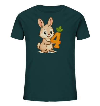Onlineshop Shirts fuer Kinder - Das Bild zeigt ein dunkelgruenes T-Shirt fuer Kinder mit einer suessen Illustration auf der Vorderseite. Ein freundliches, hellbraunes Haeschen haelt die orangefarbene Zahl Vier, die oben wie eine Karotte gestaltet ist. Das Motiv ist verspielt und farbenfroh, ideal fuer ein froehliches Kinderoutfit. Das Design wirkt neutral und ansprechend.