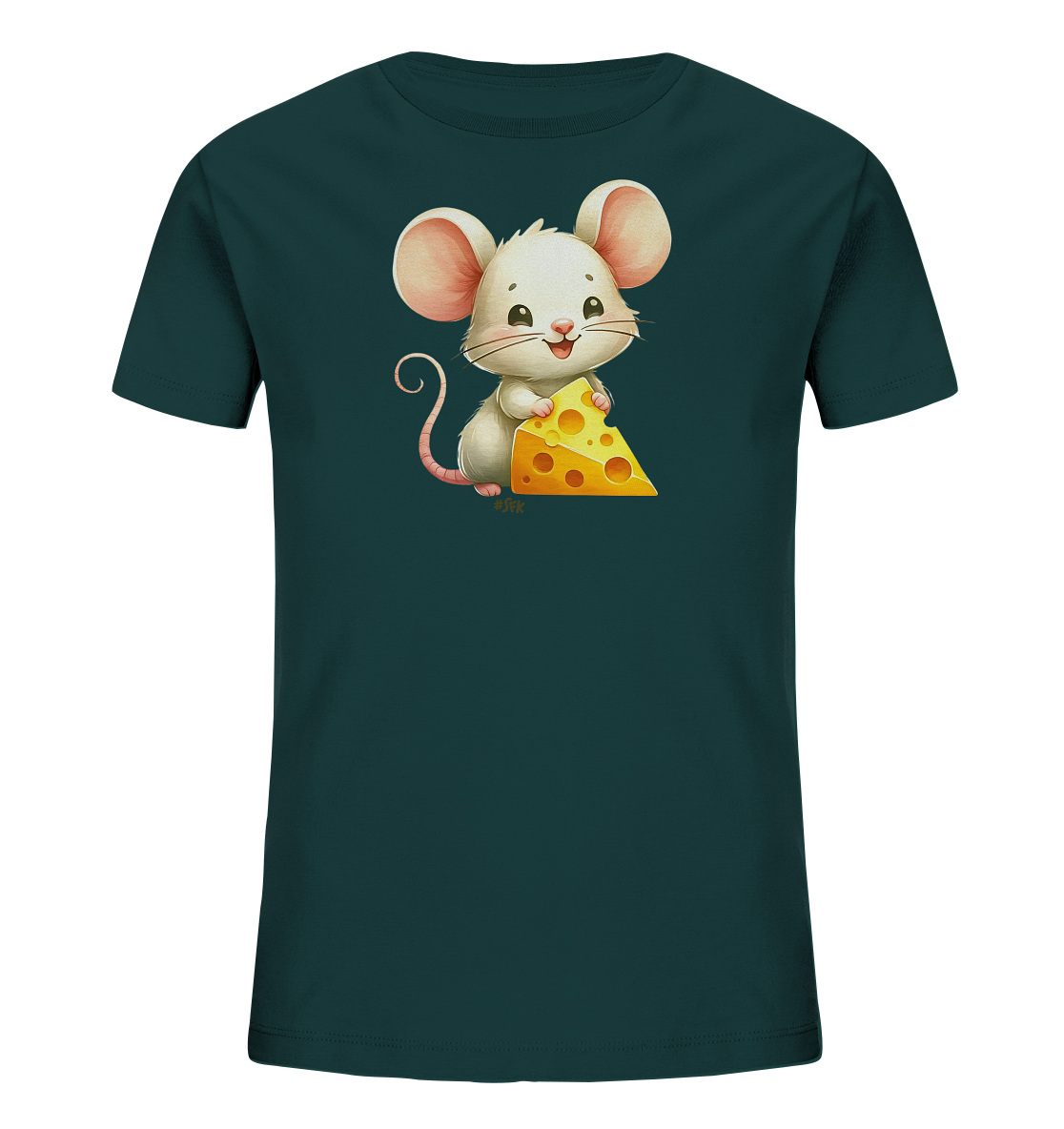 Onlineshop Shirts fuer Kinder - Das Bild zeigt ein Kinder T-Shirt in einem dunklen Tuerkiston. Auf der Vorderseite ist eine niedliche, weisse Cartoon-Maus abgebildet. Die Maus hat grosse Ohren und haelt ein Stueck gelben Kaese in ihren Pfoten. Das Motiv ist freundlich und verspielt gestaltet.