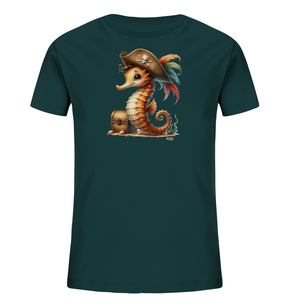 Onlineshop Shirts fuer Kinder - Das Bild zeigt ein dunkelgruenes Kinder T-Shirt mit einem lustigen Druck auf der Vorderseite. Darauf zu sehen ist ein comicartiges Seepferdchen, das als Pirat verkleidet ist. Es traegt eine Piratenmuetze mit Totenkopf und sitzt auf Sand neben einer kleinen Schatztruhe. Die Illustration ist farbenfroh und verleiht dem Shirt einen abenteuerlichen Charakter.