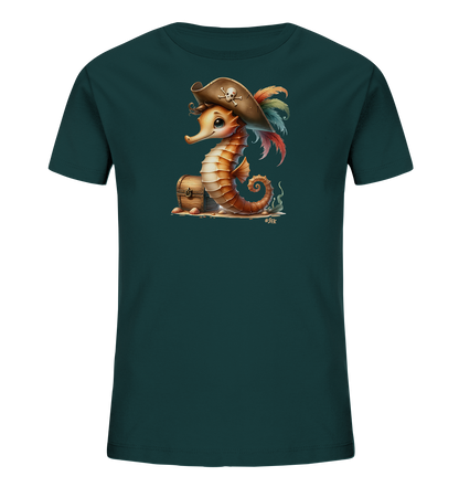 Onlineshop Shirts fuer Kinder - Das Bild zeigt ein dunkelgruenes Kinder T-Shirt mit einem lustigen Druck auf der Vorderseite. Darauf zu sehen ist ein comicartiges Seepferdchen, das als Pirat verkleidet ist. Es traegt eine Piratenmuetze mit Totenkopf und sitzt auf Sand neben einer kleinen Schatztruhe. Die Illustration ist farbenfroh und verleiht dem Shirt einen abenteuerlichen Charakter.