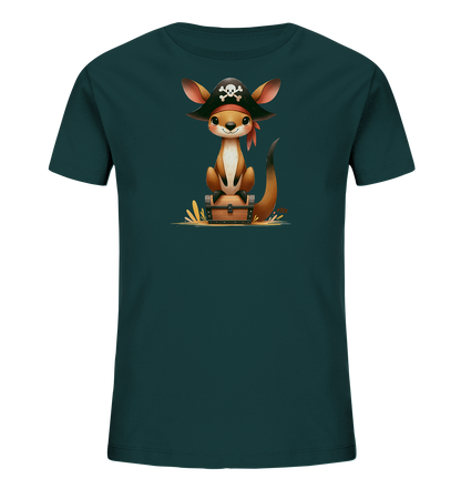 Onlineshop Shirts fuer Kinder - Das T-Shirt ist in einem dunklen Petrolgruen gehalten. Auf der Vorderseite ist eine niedliche Kaenguru-Illustration zu sehen. Das Kaenguru traegt einen Piratenhut mit Totenkopf und sitzt auf einer Schatzkiste. Das Design hat ein lustiges Piraten-Thema.
