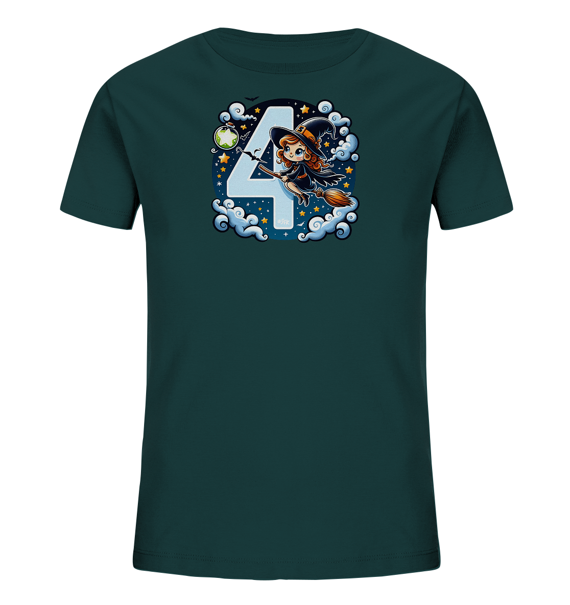 Onlineshop Shirts fuer Kinder - Das Bild zeigt ein dunkelgruenes T-Shirt mit einem grossen, farbenfrohen Motiv auf der Vorderseite. Im Zentrum des Designs steht die helle Zahl '4', umrahmt von Wolken und einem naechtlichen Himmel mit Sternen und Fledermaeusen. Eine kleine, freundliche Hexe fliegt darauf auf einem Besen. Das Motiv ist detailliert und im Cartoon-Stil gehalten.
