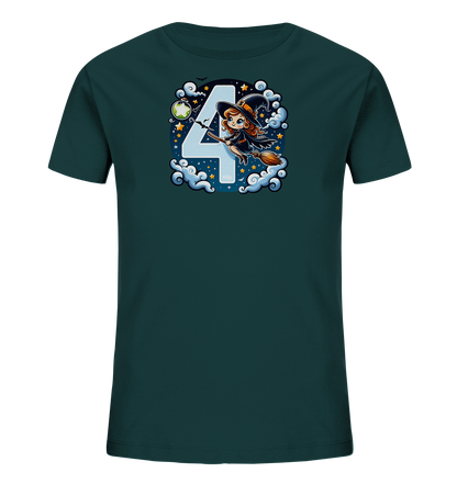 Onlineshop Shirts fuer Kinder - Das Bild zeigt ein dunkelgruenes T-Shirt mit einem grossen, farbenfrohen Motiv auf der Vorderseite. Im Zentrum des Designs steht die helle Zahl '4', umrahmt von Wolken und einem naechtlichen Himmel mit Sternen und Fledermaeusen. Eine kleine, freundliche Hexe fliegt darauf auf einem Besen. Das Motiv ist detailliert und im Cartoon-Stil gehalten.