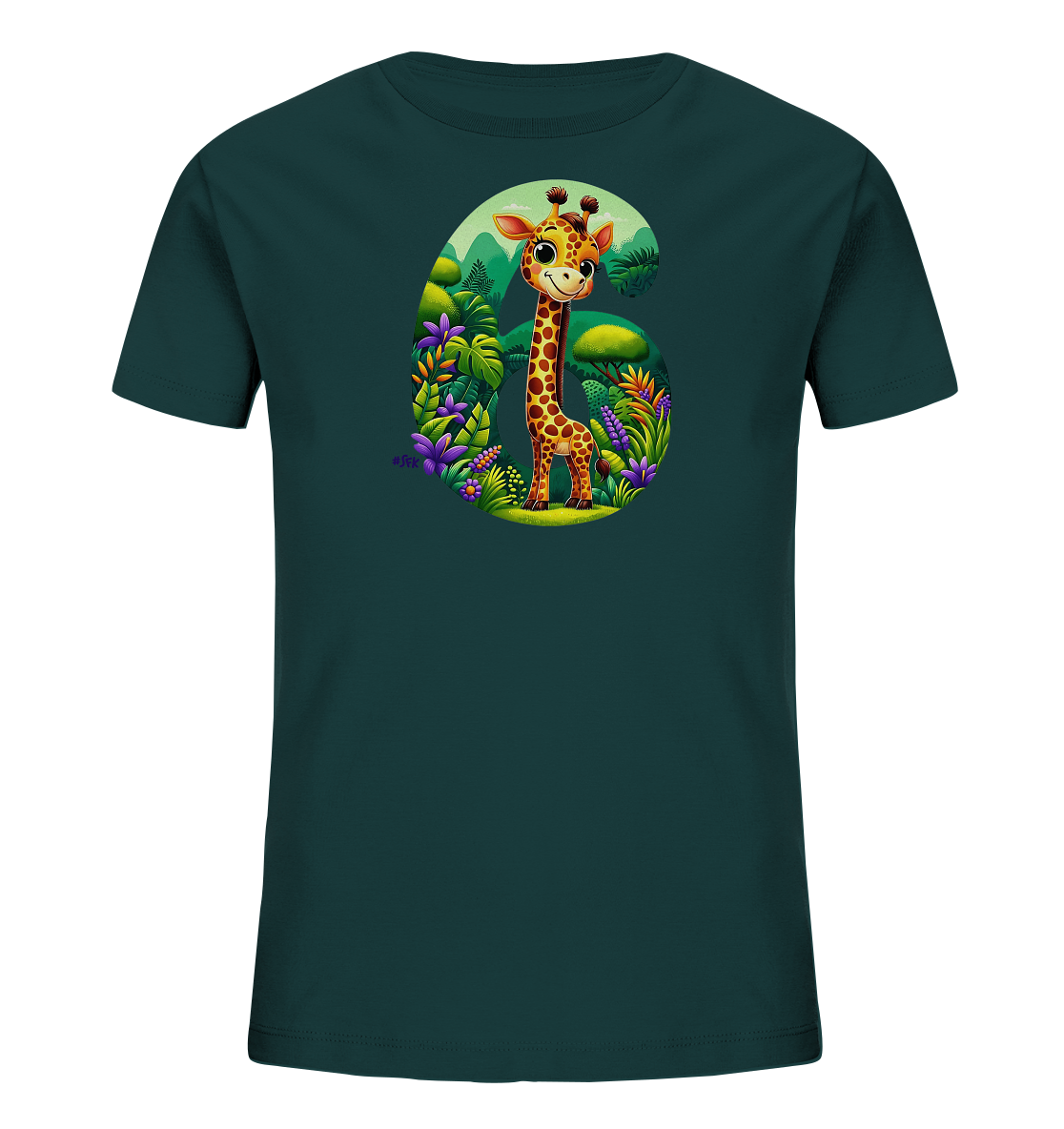 Onlineshop Shirts fuer Kinder - Das Bild zeigt ein dunkelgruenes Kinder-T-Shirt mit einer farbenfrohen Grafik auf der Vorderseite. Das Design zeigt eine niedliche Cartoon-Giraffe, die in einer detaillierten Dschungelszene steht. Die gesamte Illustration ist kunstvoll in der Form der Zahl '6' dargestellt. Die Szene umfasst verschiedene Pflanzen, Blumen und Huegel im Hintergrund.