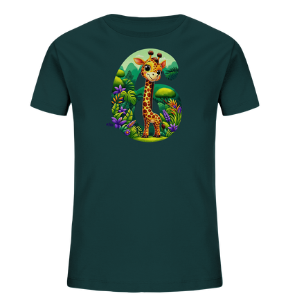 Onlineshop Shirts fuer Kinder - Das Bild zeigt ein dunkelgruenes Kinder-T-Shirt mit einer farbenfrohen Grafik auf der Vorderseite. Das Design zeigt eine niedliche Cartoon-Giraffe, die in einer detaillierten Dschungelszene steht. Die gesamte Illustration ist kunstvoll in der Form der Zahl '6' dargestellt. Die Szene umfasst verschiedene Pflanzen, Blumen und Huegel im Hintergrund.