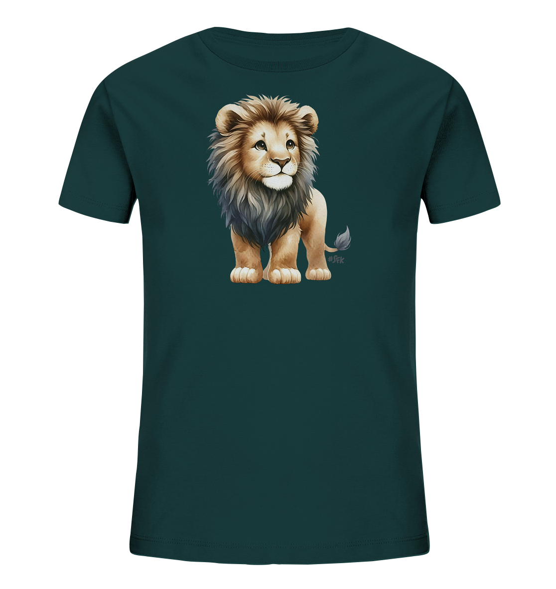 Onlineshop Shirts fuer Kinder - Das Bild zeigt ein dunkelgruenes T-Shirt fuer Kinder. Auf der Vorderseite ist eine charmante Illustration eines Loewenbabys zu sehen. Das kleine Loewen hat eine fluffige Maehne und grosse, freundliche Augen. Es steht aufrecht dargestellt und verleiht dem Shirt einen verspielten Charakter.