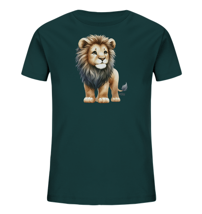 Onlineshop Shirts fuer Kinder - Das Bild zeigt ein dunkelgruenes T-Shirt fuer Kinder. Auf der Vorderseite ist eine charmante Illustration eines Loewenbabys zu sehen. Das kleine Loewen hat eine fluffige Maehne und grosse, freundliche Augen. Es steht aufrecht dargestellt und verleiht dem Shirt einen verspielten Charakter.