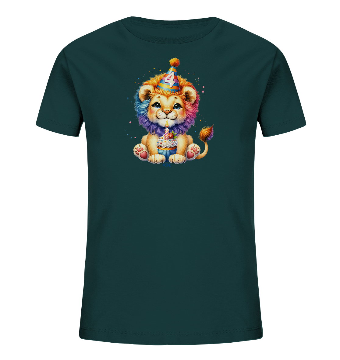 Onlineshop Shirts für Kinder - Dieses dunkelgrüne Kinder-T-Shirt ziert ein niedliches, cartoonhaftes Löwenbaby. Das Löwenbaby trägt einen bunten Partyhut mit der Zahl "4" darauf und sitzt vor einem Cupcake mit brennender Kerze. Seine Mähne und der Schwanzansatz sind regenbogenfarben gestaltet, umgeben von bunten Konfetti-Elementen. Dieses Design ist perfekt für Kinder, die ihren vierten Geburtstag feiern oder einfach verspielte Motive lieben.
