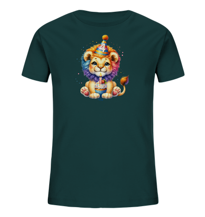 Onlineshop Shirts für Kinder - Dieses dunkelgrüne Kinder-T-Shirt ziert ein niedliches, cartoonhaftes Löwenbaby. Das Löwenbaby trägt einen bunten Partyhut mit der Zahl "4" darauf und sitzt vor einem Cupcake mit brennender Kerze. Seine Mähne und der Schwanzansatz sind regenbogenfarben gestaltet, umgeben von bunten Konfetti-Elementen. Dieses Design ist perfekt für Kinder, die ihren vierten Geburtstag feiern oder einfach verspielte Motive lieben.