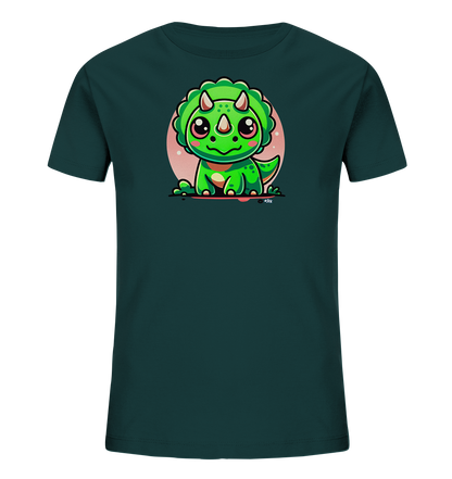 Onlineshop Shirts fuer Kinder - Dieses dunkelgruene T-Shirt zeigt auf der Vorderseite eine niedliche Illustration eines gruenen Baby-Triceratops. Der kleine Dinosaurier sitzt aufrecht vor einem blassen, rosa Kreis. Er hat grosse, freundliche Augen, pinke Wangen und kleine Hoerner. Das detailreiche und farbenfrohe Design verleiht dem Shirt einen verspielten Look.