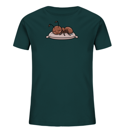 Onlineshop Shirts fuer Kinder - Das Bild zeigt ein dunkelblau-gruenes Kinder-T-Shirt. Auf der Vorderseite ist eine suesse, schlafende Ameise abgebildet. Die Ameise liegt entspannt auf einem kleinen, beigen Kissen. Das Motiv verleiht dem Shirt einen ruhigen und niedlichen Charakter.
