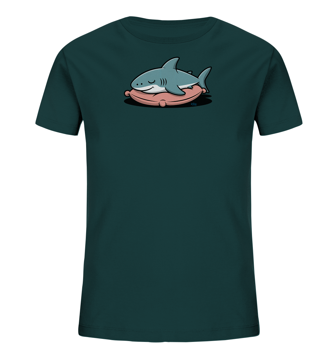 Onlineshop Shirts fuer Kinder - Das Bild zeigt ein dunkelgruen-blaues Kinder-T-Shirt. Auf der Vorderseite befindet sich eine Illustration eines friedlich schlafenden Hais. Der hellgraue Hai liegt bequem auf einem rosafarbenen Kissen, mit geschlossenen Augen und einem sanften Ausdruck. Das Motiv strahlt Ruhe und Freundlichkeit aus und ist ideal fuer Kinder.