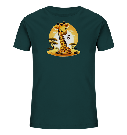 Onlineshop Shirts fuer Kinder - Das Bild zeigt ein dunkelgruenes T-Shirt fuer Kinder mit einem niedlichen Druckmotiv einer sitzenden Giraffe. Die Giraffe befindet sich vor einem grossen, leuchtenden Kreis, der eine Sonne oder einen Mond darstellt. Im Hintergrund sind stilisierten Akazienbaeume und Gras zu sehen. Die Zahl "6" ist ebenfalls in das Design integriert und im oberen Bereich des Kreises platziert.