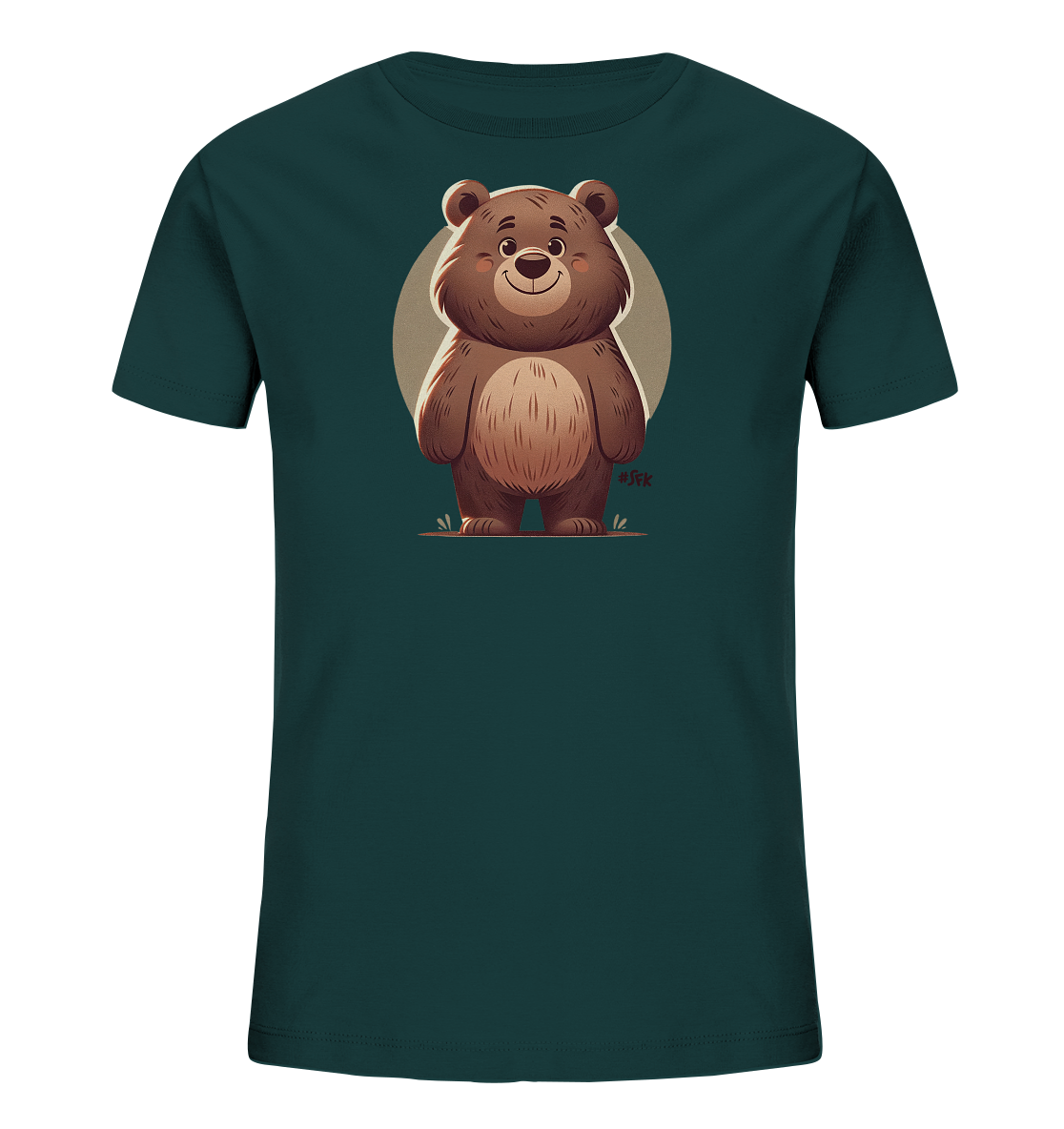 Onlineshop Shirts fuer Kinder - Das Bild zeigt ein dunkelgruenes Kinder-T-Shirt mit einem niedlichen Comic-Motiv auf der Vorderseite. Darauf ist ein brauner Baer mit freundlichem Gesicht abgebildet, der aufrecht steht. Hinter dem Baeren befindet sich ein heller, runder Hintergrund, und unter ihm ist eine angedeutete Grasflaeche zu sehen. Das gesamte Design ist kindgerecht und strahlt eine froehliche Atmosphaere aus.