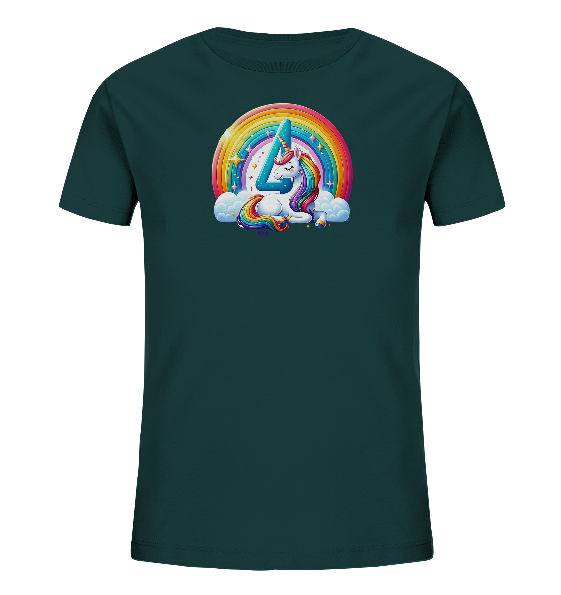 Onlineshop Shirts fuer Kinder - Das Bild zeigt ein dunkelgruenes Kinder T-Shirt mit einem farbenfrohen Druck auf der Vorderseite. Im Zentrum des Designs liegt ein fantasievolles Einhorn auf Wolken. Über dem Einhorn woelbt sich ein leuchtender Regenbogen, ergaenzt durch funkelnde Sterne. Die Zahl '4' ist kunstvoll in das Design integriert und verleiht dem Shirt eine magische Note.