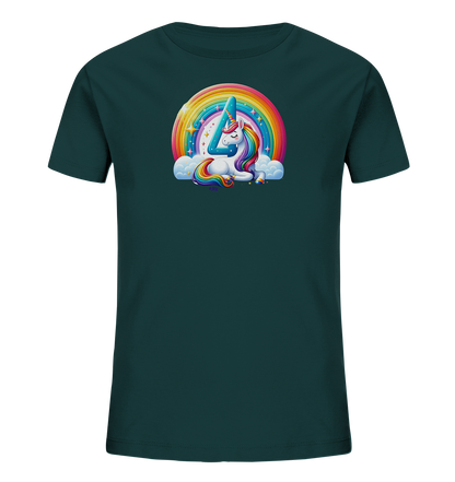 Onlineshop Shirts fuer Kinder - Das Bild zeigt ein dunkelgruenes Kinder T-Shirt mit einem farbenfrohen Druck auf der Vorderseite. Im Zentrum des Designs liegt ein fantasievolles Einhorn auf Wolken. Über dem Einhorn woelbt sich ein leuchtender Regenbogen, ergaenzt durch funkelnde Sterne. Die Zahl '4' ist kunstvoll in das Design integriert und verleiht dem Shirt eine magische Note.