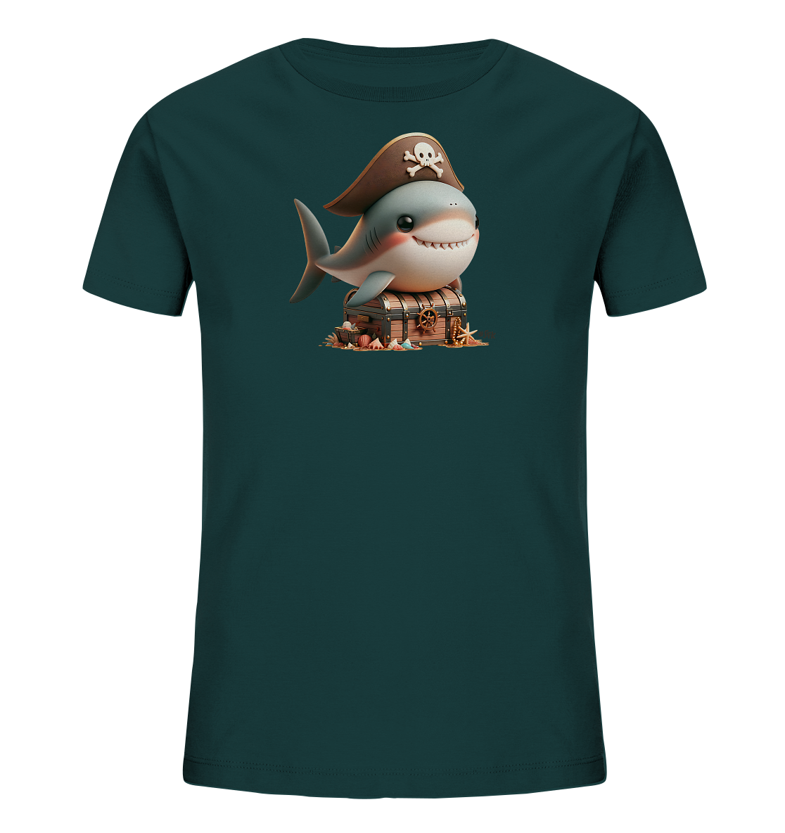 Onlineshop Shirts fuer Kinder - Dieses Bild zeigt ein Kindershirt in dunklem Petrol mit einem froehlichen Motiv. Ein cartoonhafter Hai mit Piratenhut sitzt auf einer detailreichen Schatzkiste, umgeben von Muscheln und Sand. Der laechelnde Hai und die maritime Szene verleihen dem Shirt einen abenteuerlichen Charakter.