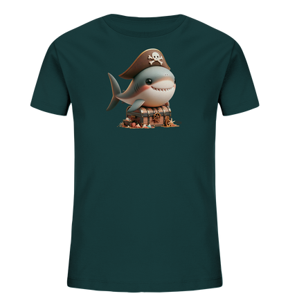 Onlineshop Shirts fuer Kinder - Dieses Bild zeigt ein Kindershirt in dunklem Petrol mit einem froehlichen Motiv. Ein cartoonhafter Hai mit Piratenhut sitzt auf einer detailreichen Schatzkiste, umgeben von Muscheln und Sand. Der laechelnde Hai und die maritime Szene verleihen dem Shirt einen abenteuerlichen Charakter.