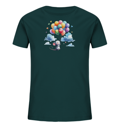 Onlineshop Shirts für Kinder - Das Bild zeigt ein dunkelgrünes Kinder-T-Shirt mit einem Frontdruck. Das Motiv stellt eine kleine graue Maus dar, die an einem Bündel bunter Luftballons hochfliegt. Um sie herum sind Wolken und kleine Herzen abgebildet, und ein roter Ballon zeigt den Text "#JFK.". Die Grafik verleiht dem Shirt einen fantasievollen und farbenfrohen Look.