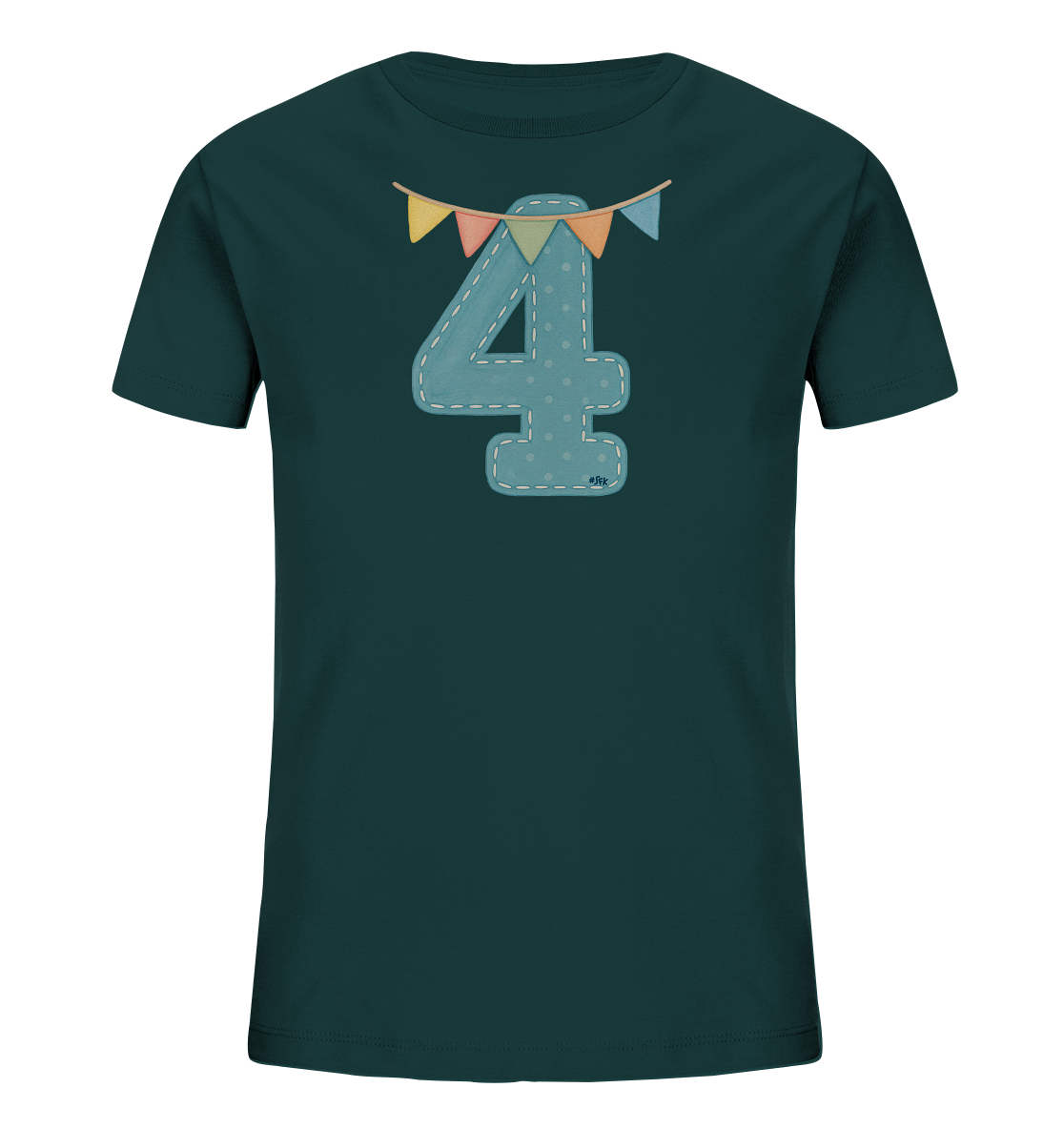 Onlineshop Shirts fuer Kinder - Das Bild zeigt ein dunkelgruenes T-Shirt fuer Kinder. Auf der Vorderseite ist eine grosse, hellblaue Zahl '4' mit weissen Punkten und einem gestickten Effekt abgebildet. Über der Zahl haengt eine bunte Wimpelkette mit kleinen Faehnchen in Gelb, Orange und Blau. Das Design ist verspielt und festlich.