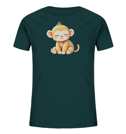 Onlineshop Shirts fuer Kinder - Das Bild zeigt ein dunkelgruenes Kinder-T-Shirt mit einem niedlichen Tiermotiv auf der Vorderseite. Es ist ein sitzender, hellbrauner Affe mit geschlossenen Augen und einem sanften Laecheln dargestellt. Der Affe hat kleine rosa Ohren und Pfoten, was ihm ein verspieltes Aussehen verleiht. Das Design wirkt ruhig und ansprechend fuer Kinder.