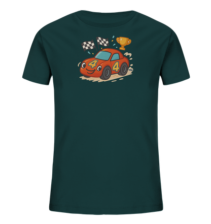 Onlineshop Shirts fuer Kinder - Das dunkelgruene T-Shirt zeigt eine niedliche Cartoon-Darstellung eines orangefarbenen Rennautos mit lachendem Gesicht und der Zahl 4. Das Motiv ist von karierten Flaggen und einem goldenen Pokal umgeben, was eine Rennszene darstellt. Der Rennwagen wirbelt Staub auf und vermittelt Bewegung. Ein lustiges Design fuer kleine Rennfans.