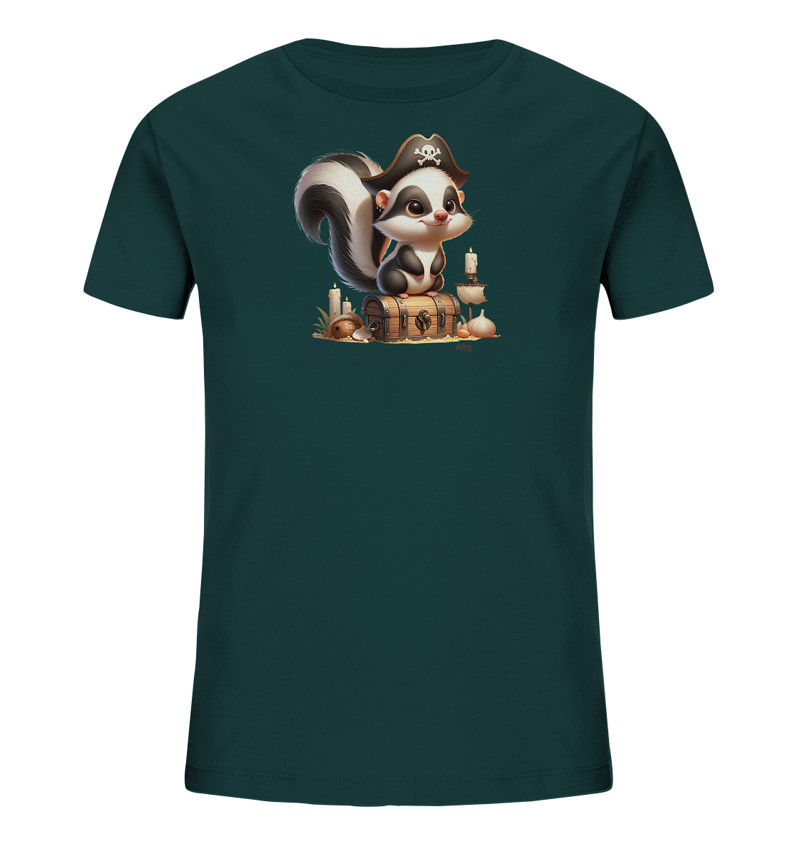 Onlineshop Shirts fuer Kinder - Das T-Shirt zeigt ein suesses Stinktier mit Piratenhut auf einer Schatzkiste. Kerzen, ein Schiff und andere Details umgeben das Motiv. Die dunkelgruene Farbe des Shirts passt zum Abenteuer-Thema.
