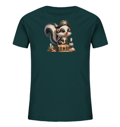 Onlineshop Shirts fuer Kinder - Das T-Shirt zeigt ein suesses Stinktier mit Piratenhut auf einer Schatzkiste. Kerzen, ein Schiff und andere Details umgeben das Motiv. Die dunkelgruene Farbe des Shirts passt zum Abenteuer-Thema.