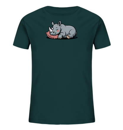 Onlineshop Shirts fuer Kinder - Das Bild zeigt ein dunkelgruenes T-Shirt fuer Kinder. Auf der Vorderseite ist ein niedliches, schlafendes Nashorn abgebildet, das auf einem rosa Kissen liegt. Das graue Nashorn hat die Augen geschlossen und rote Wangen, was einen friedlichen Ausdruck vermittelt. Das Design ist verspielt und ideal fuer Kinder.