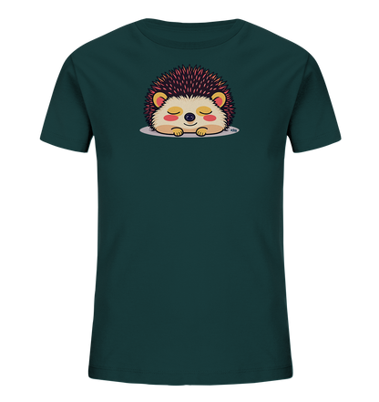 Onlineshop Shirts fuer Kinder - Das Bild zeigt ein dunkelgruenes Kinder-T-Shirt. Auf der Vorderseite befindet sich ein suesses, cartoonartiges Motiv eines schlafenden Igels. Der Igel hat rosafarbene Stacheln, einen beigen Bauch und geschlossene Augen, was einen friedlichen Ausdruck vermittelt. Er liegt entspannt auf einer hellgrauen Flaeche, was dem Design eine ruhige und niedliche Ausstrahlung verleiht.