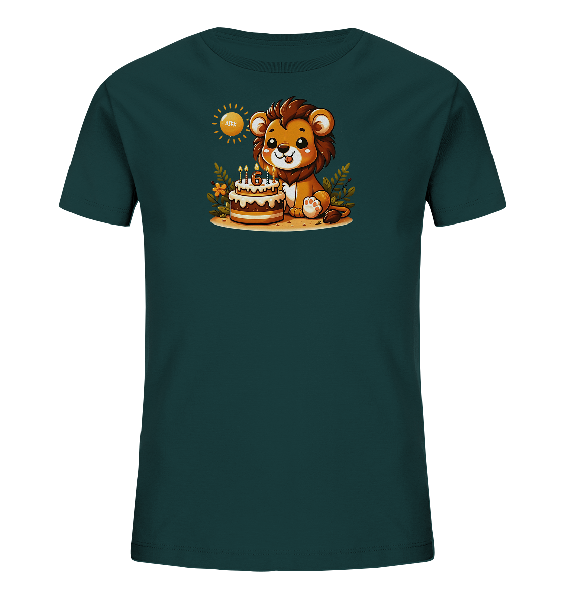 Onlineshop Shirts fuer Kinder - Das Bild zeigt ein dunkelgruenes Kinder-T-Shirt mit einem niedlichen Motiv. Ein sitzender Loewe ist neben einem Geburtstagskuchen mit der Zahl 6 auf den Kerzen abgebildet. Blaetter und eine stilisierte Sonne umrahmen das froehliche Bild. Das Design ist verspielt und farbenfroh gestaltet.