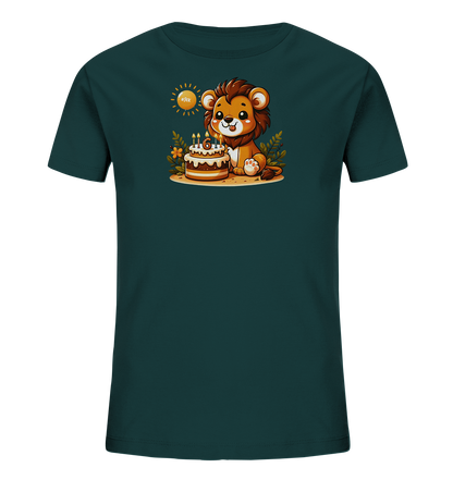 Onlineshop Shirts fuer Kinder - Das Bild zeigt ein dunkelgruenes Kinder-T-Shirt mit einem niedlichen Motiv. Ein sitzender Loewe ist neben einem Geburtstagskuchen mit der Zahl 6 auf den Kerzen abgebildet. Blaetter und eine stilisierte Sonne umrahmen das froehliche Bild. Das Design ist verspielt und farbenfroh gestaltet.