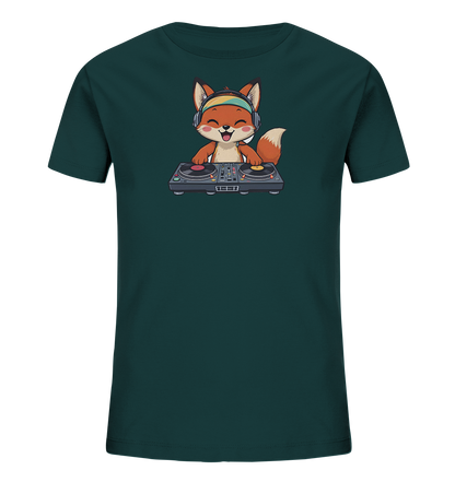 Onlineshop Shirts fuer Kinder - Das Bild zeigt ein dunkelgruenes Kinder-T-Shirt mit einem farbenfrohen Aufdruck. Im Zentrum des Designs ist ein suesser Cartoon-Fuchs zu sehen, der Kopfhoerer traegt und an einem DJ-Mischpult steht. Der Fuchs lacht froehlich und hat die Pfoten auf den Plattenspielern. Dieses verspielte Motiv verleiht dem T-Shirt eine lebendige und unterhaltsame Ausstrahlung.