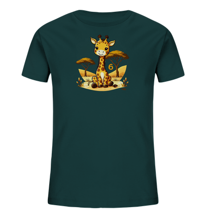 Onlineshop Shirts fuer Kinder - Das Bild zeigt ein dunkelgruenes Kinder-T-Shirt mit einem niedlichen Aufdruck. Ein lachender Cartoon-Giraffe sitzt inmitten einer stilisierten Savannenlandschaft. Neben der Giraffe ist die Zahl "6" in orange abgebildet. Das verspielte Motiv ist ideal fuer Kinder.