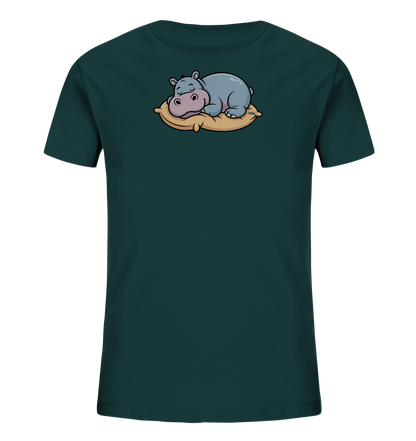 Onlineshop Shirts fuer Kinder - Das Bild zeigt ein dunkelgruenes Kinder-T-Shirt mit einem niedlichen Aufdruck eines schlafenden Nilpferds. Das graue Nilpferd ruht friedlich auf einem hellbraunen Kissen und hat die Augen geschlossen. Das Design wirkt beruhigend und ist ideal fuer kleine Tierliebhaber.