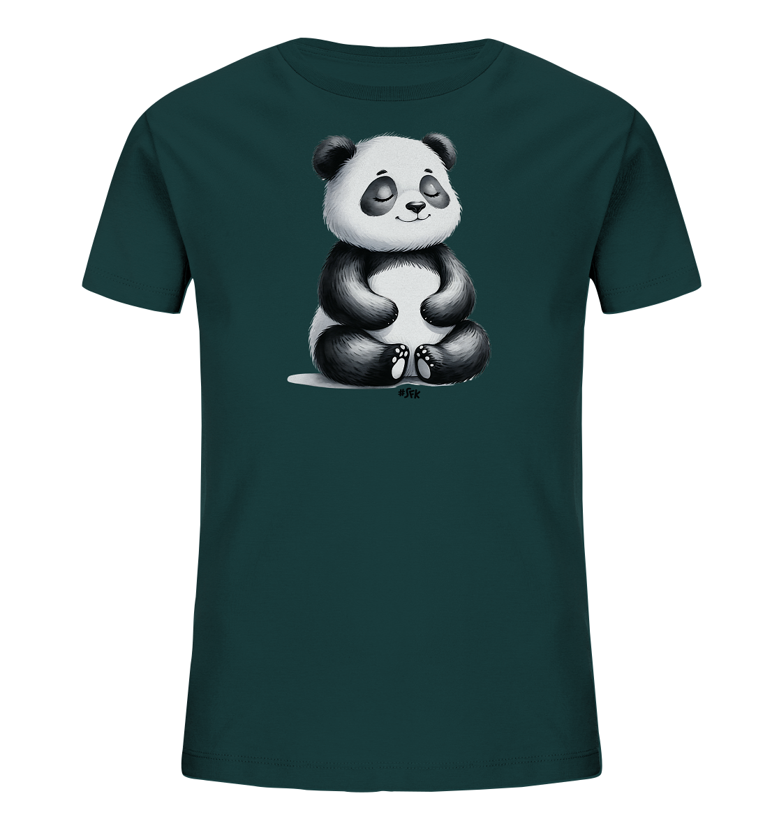 Onlineshop Shirts fuer Kinder - Das Bild zeigt ein dunkelgruenes T-Shirt fuer Kinder mit einem niedlichen Panda-Motiv auf der Vorderseite. Der Panda ist in Schwarz-Weiss dargestellt und sitzt in einer ruhigen, meditierenden Pose mit geschlossenen Augen und einem Laecheln. Die Grafik ist detailliert gestaltet und sitzt auf einem kleinen weissen Untergrund. Dieses Design ist schlicht und ansprechend.