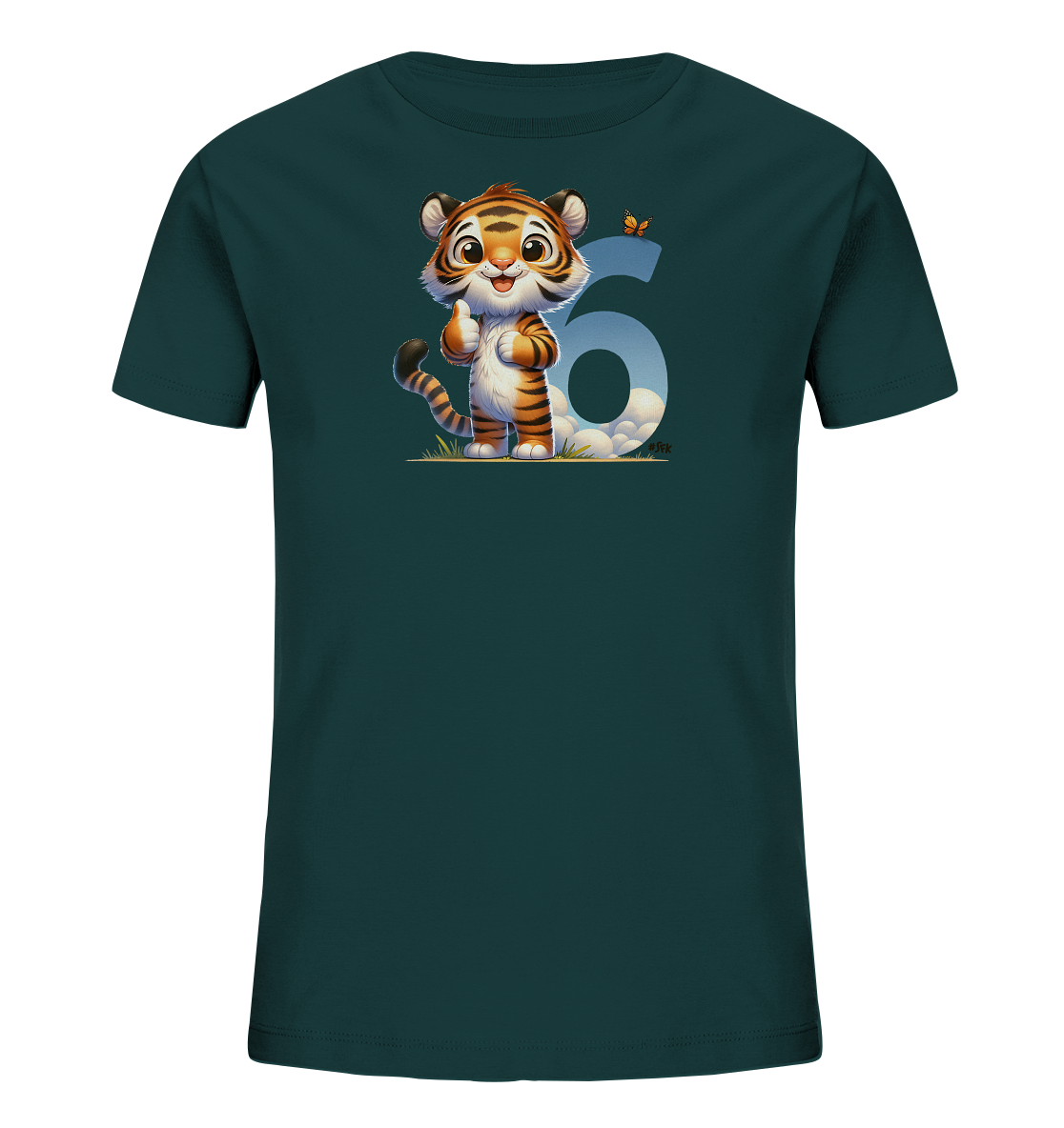 Onlineshop Shirts fuer Kinder - Das Bild zeigt ein dunkel petrolfarbenes T-Shirt fuer Kinder. Auf der Vorderseite ist eine niedliche Illustration eines laechelnden Baby-Tigers mit einem Daumen hoch zu sehen. Neben dem Tiger befindet sich eine grosse Zahl '6', gefuellt mit einem Himmel- und Wolkenmuster. Ein kleiner Schmetterling ergaenzt das verspielte Motiv.