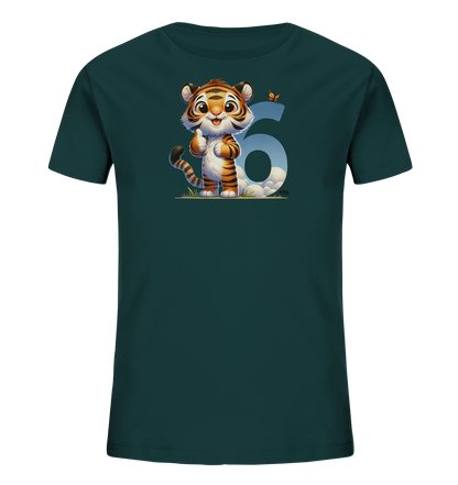 Onlineshop Shirts fuer Kinder - Das Bild zeigt ein dunkel petrolfarbenes T-Shirt fuer Kinder. Auf der Vorderseite ist eine niedliche Illustration eines laechelnden Baby-Tigers mit einem Daumen hoch zu sehen. Neben dem Tiger befindet sich eine grosse Zahl '6', gefuellt mit einem Himmel- und Wolkenmuster. Ein kleiner Schmetterling ergaenzt das verspielte Motiv.