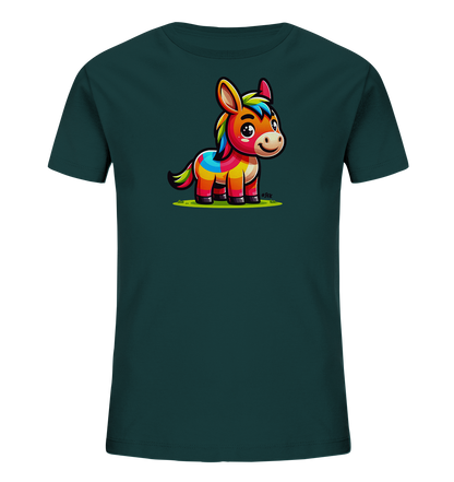 Onlineshop Shirts fuer Kinder - Das Bild zeigt ein dunkelgruenes T-Shirt fuer Kinder mit einer farbenfrohen Grafik auf der Vorderseite. Abgebildet ist ein froehlicher Cartoon-Esel in leuchtenden Farben wie Rot, Orange, Gelb und Blau. Der Esel steht auf einer kleinen Flaeche, die Gras darstellt, und hat ein freundliches Gesicht. Dieses Motiv verleiht dem Shirt eine lebhafte und verspielte Optik, ideal fuer Kinder.