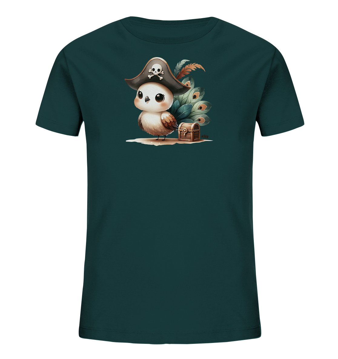 Onlineshop Shirts fuer Kinder - Dieses dunkle tealgruene Kinder-T-Shirt zeigt eine bezaubernde Illustration eines kleinen Vogels verkleidet als Pirat. Der Vogel traegt einen Piratenhut mit Totenkopf und sitzt neben einer kleinen Schatzkiste auf einem sandigen Untergrund. Bunte Federn im Hintergrund runden das fantasievolle Motiv ab. Das Design wirkt niedlich und abenteuerlich.