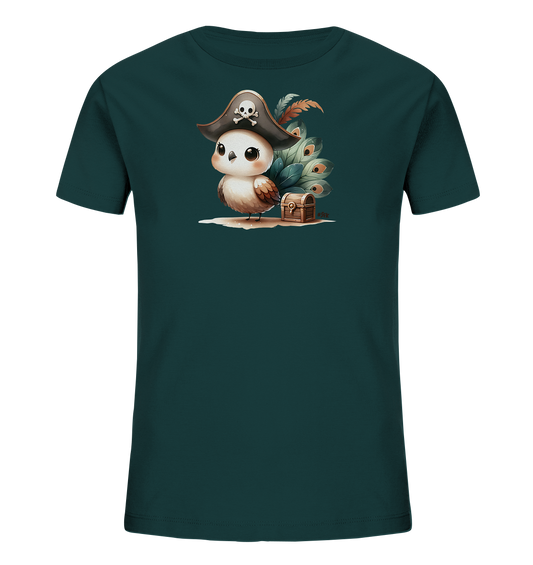 Onlineshop Shirts fuer Kinder - Dieses dunkle tealgruene Kinder-T-Shirt zeigt eine bezaubernde Illustration eines kleinen Vogels verkleidet als Pirat. Der Vogel traegt einen Piratenhut mit Totenkopf und sitzt neben einer kleinen Schatzkiste auf einem sandigen Untergrund. Bunte Federn im Hintergrund runden das fantasievolle Motiv ab. Das Design wirkt niedlich und abenteuerlich.