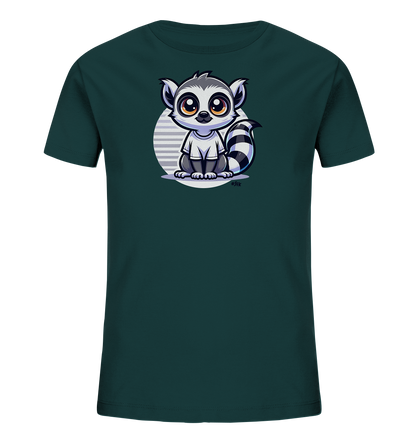 Onlineshop Shirts fuer Kinder - Dieses dunkle gruene Kinder T-Shirt zeigt eine Comic-Illustration eines Ringelschwanzlemurs. Der niedliche Lemur sitzt in einem gestreiften Kreis und traegt ein kleines weisses Shirt. Er hat grosse Augen und einen auffaelligen Ringelschwanz. Ein verspieltes Design fuer junge Tierfreunde.
