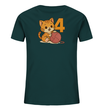 Onlineshop Shirts fuer Kinder - Das Bild zeigt ein dunkel petrolfarbenes T-Shirt fuer Kinder mit einem froehlichen Motiv. Eine niedliche, gestreifte Comic-Katze sitzt auf dem Boden und spielt vergnuegt mit einem rosafarbenen Wollknaeuel. Neben der Katze ist gross die Zahl Vier in einem kraeftigen Orangeton platziert. Das Design ist verspielt und kindgerecht gestaltet.