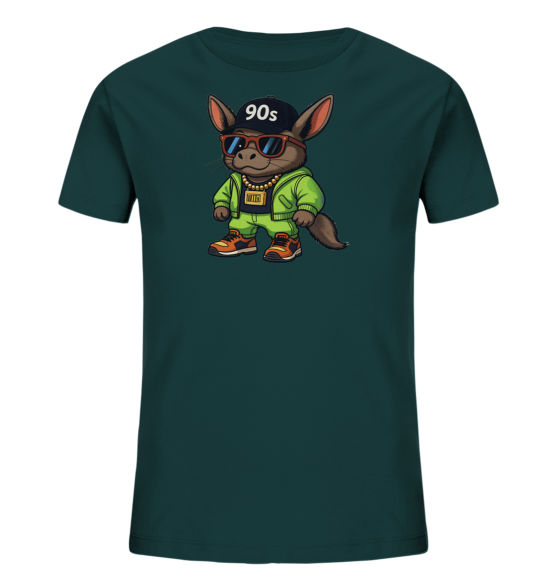 Onlineshop Shirts fuer Kinder - Das dunkelgruene T-Shirt praesentiert eine anthropomorphe Tierfigur im Hip-Hop-Look. Die Figur traegt eine schwarze Kappe mit '90s'-Aufschrift, rote Sonnenbrillen, eine goldene Kette und einen limettengruenen Trainingsanzug. Abgerundet wird das Outfit durch orangefarbene Turnschuhe. Das Design hat einen markanten und verspielten Ausdruck.