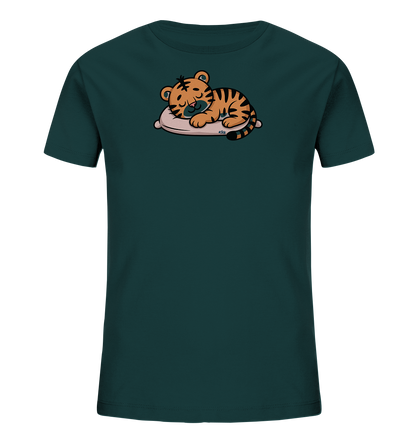 Onlineshop Shirts fuer Kinder - Das Bild zeigt ein dunkelgruenes Kinder-T-Shirt. Auf der Vorderseite befindet sich eine Illustration eines schlafenden Tigerbabys, das auf einem hellen Kissen liegt. Das Motiv ist in den typischen Orange- und Schwarztoenen gehalten und vermittelt einen friedlichen Ausdruck. Das Design ist verspielt und ansprechend fuer Kinder.